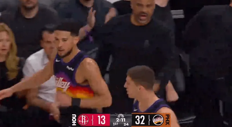 欧冠八强对阵-太阳神！布克迎着伊森打成2+1，首节得分上双&amp;amp;领先火箭20分